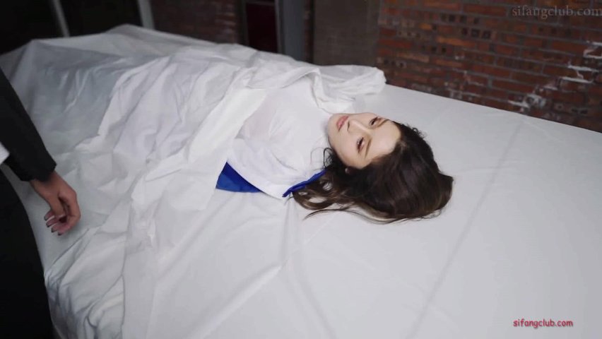 学院派校园风女神级性感美女独自一人闲逛时被猥琐歹徒弄晕抱到废旧高楼撕破丝袜轮流侵犯